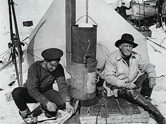 Hurley i Shackleton w obozie na krze, na Morzu Weddella