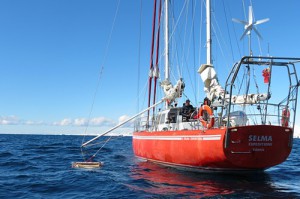 Pobieranie próbek planktonu na s/y Selma Expeditions.